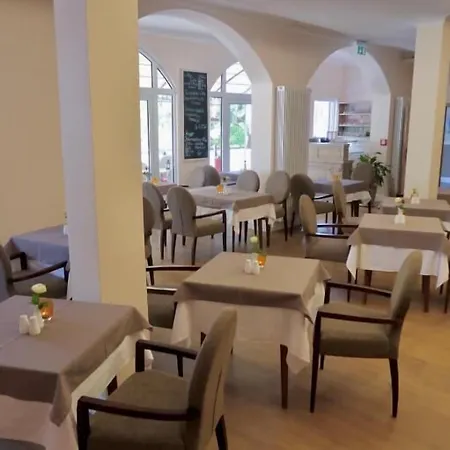 Karl's Burg Szálloda 3*